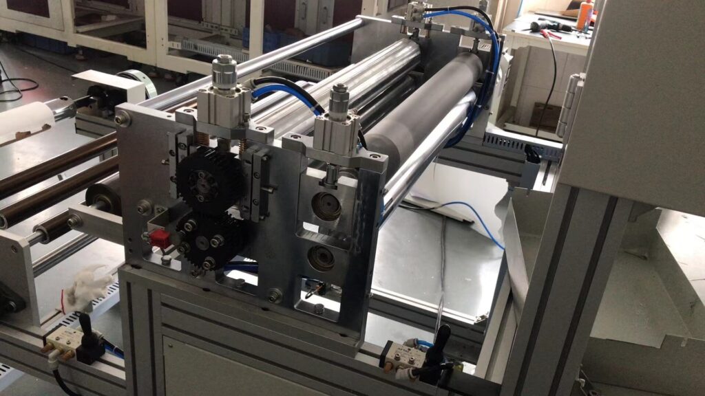 Paper pleating machine folding rollers