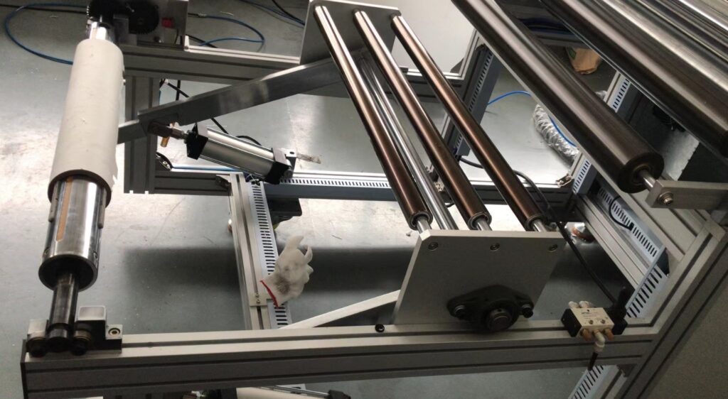 Balanced operation through multiple servo axes of the paper folding machine