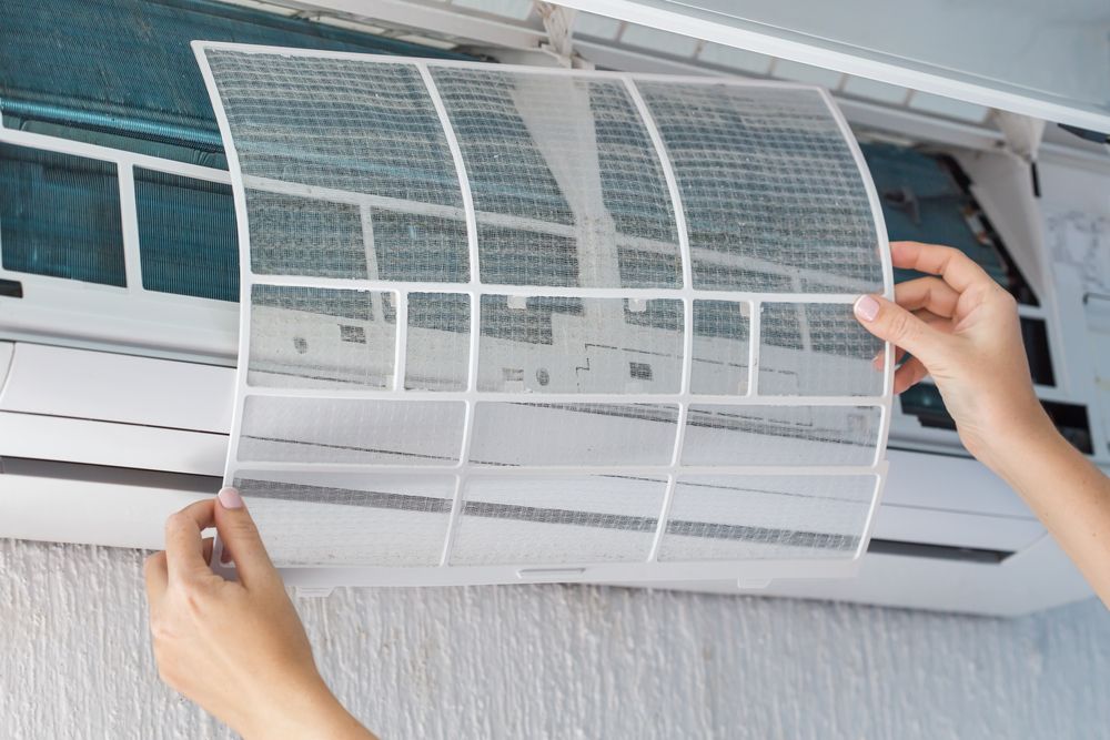 cambio de filtros de aire en la unidad HVAC